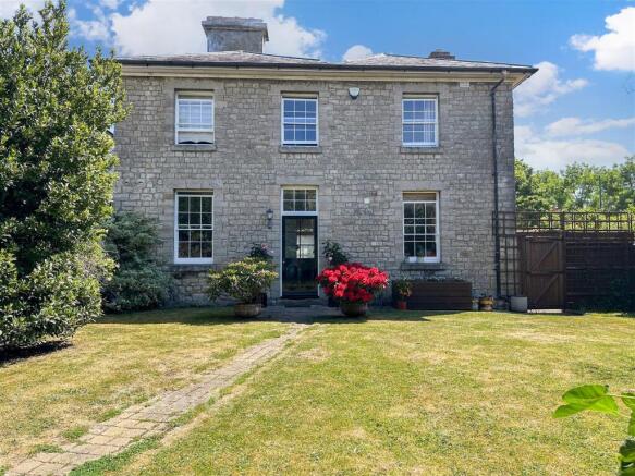 3 bed property, in Tarragon Road, £550,000