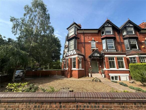 5 bed property, in Lapwing Lane, £750,000
