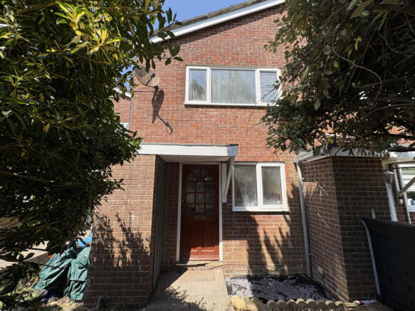2 bed property, in Thames Close, £220,000