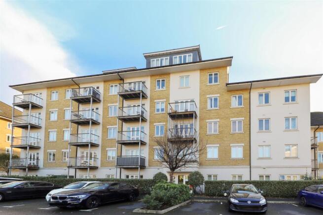 2 bed property, in Park Lodge Avenue, £315,000