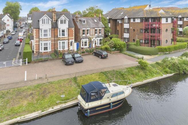 2 bed property, in Thames Side, £625,000