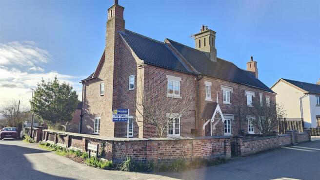 5 bed property, in Chapel Lane, £495,000