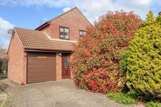 3 bed property, in Totteridge Close, £275,000