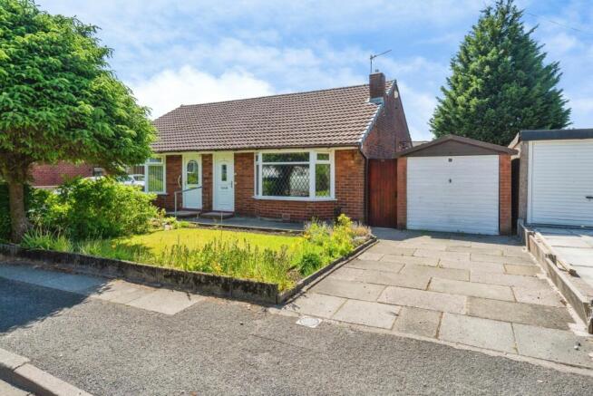 2 bed property, in Withins Drive, £160,000