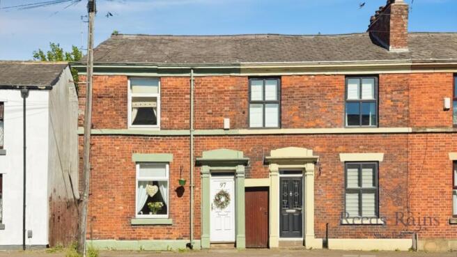 2 bed property, in Victoria Road, £170,000