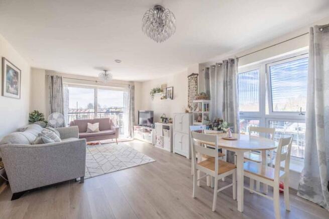 2 bed property, in Windsor Road, £300,000