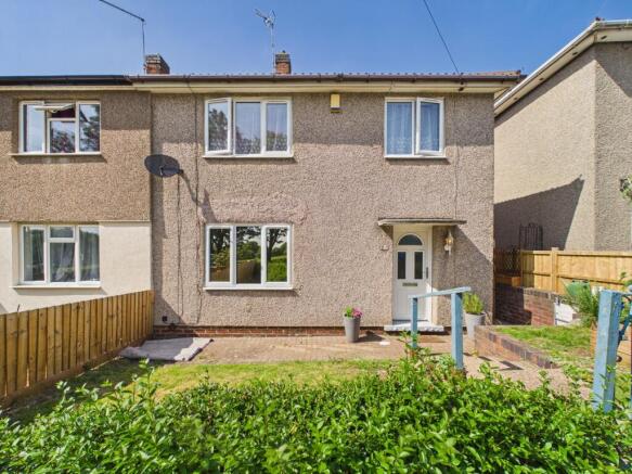 3 bed property, in Camborne Close, £185,000