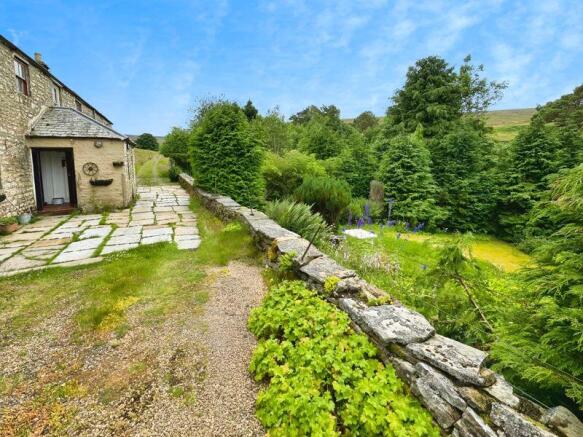 3 bed property, in Blue Row, £80,000