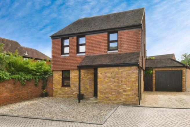 4 bed property, in Brentwood Place, £625,000