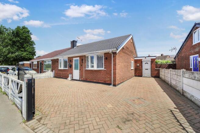 3 bed property, in Clay Lane, £210,000
