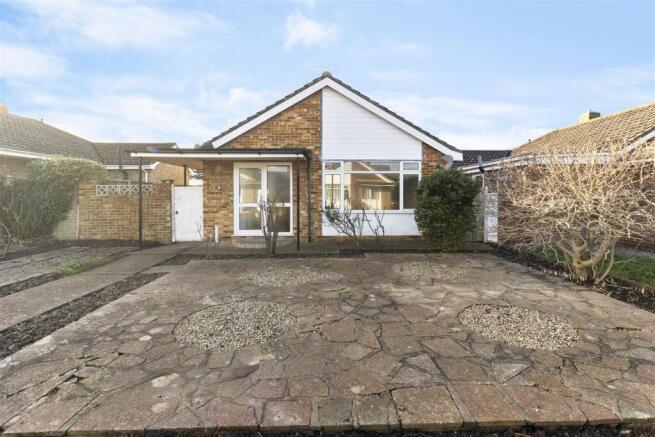 2 bed property, in Went Hill Gardens, £300,000