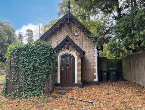 2 bed property, in The Lodge, £275,000