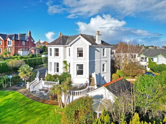5 bed property, in Burridge Road, £825,000