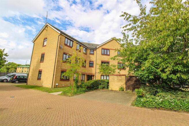 2 bed property, in Turnors, £200,000