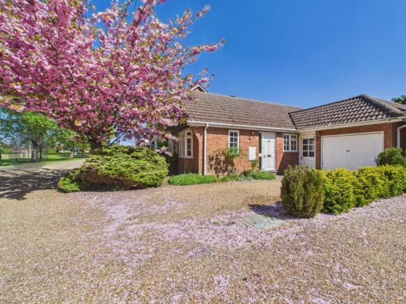 2 bed property, in Jarrold Close, £250,000