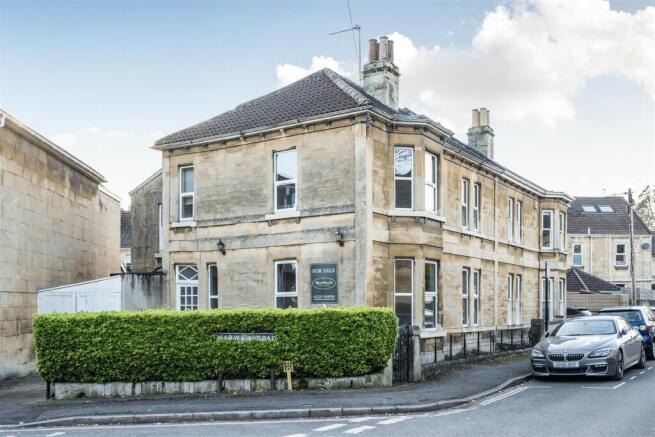 4 bed property, in Kennington Road, £780,000