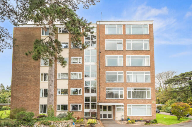 3 bed property, in Withyholt Court, £240,000