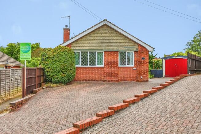 2 bed property, in Dumbles Close, £270,000