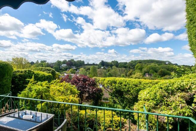 3 bed property, in Foxhill Road, £325,000