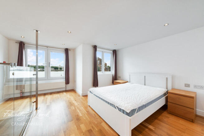 5 bed property, in Empire Wharf Road, £900,000