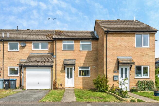 1 bed property, in Mayfield Close, £180,000
