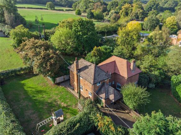 4 bed property, in Stanford Dingley, £860,000