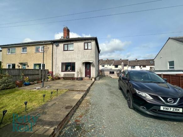 3 bed property, in Holme Crescent, £200,000