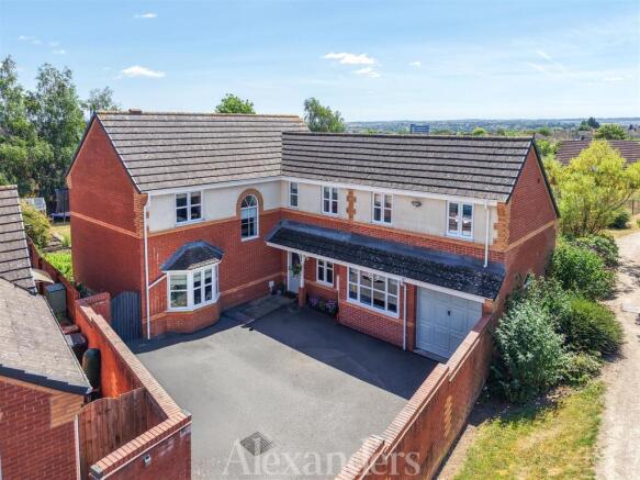 5 bed property, in Cavalry Close, £450,000