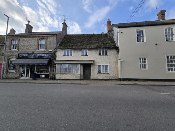 2 bed property, in High Street, £190,000