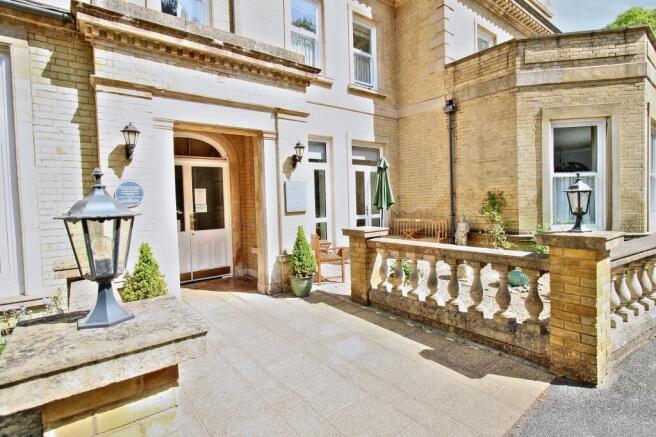 1 bed property, in Fairfield Road, £100,000