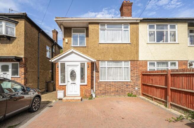 3 bed property, in Uppingham Avenue, £549,950