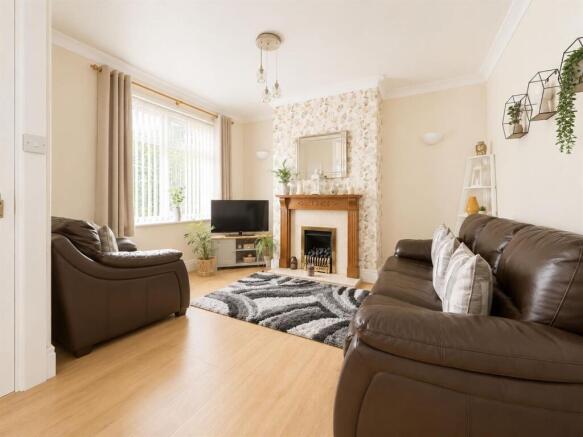 2 bed property, in Lulworth Avenue, £120,000