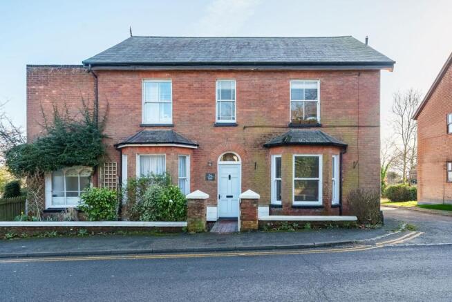 2 bed property, in Cross In Hand, £230,000