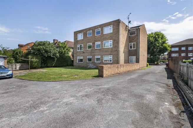 1 bed property, in Thicket Road, £220,000