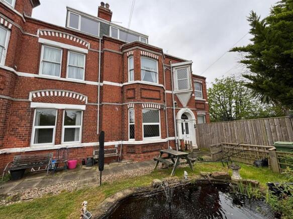 1 bed property, in Atwick Road, £120,000