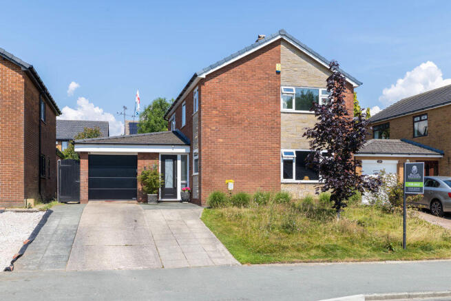4 bed property, in Whitley Crescent, £450,000