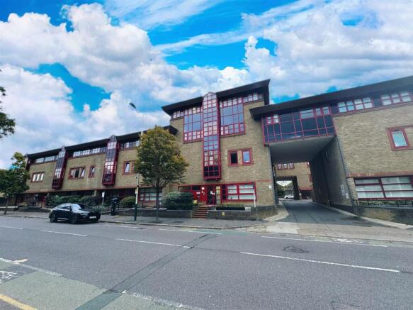 1 bed property, in London Road, £180,000