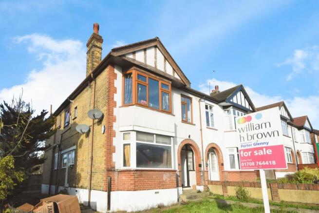 1 bed property, in Lodge Avenue, £290,000