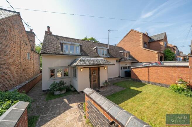 3 bed property, in Main Street, £575,000