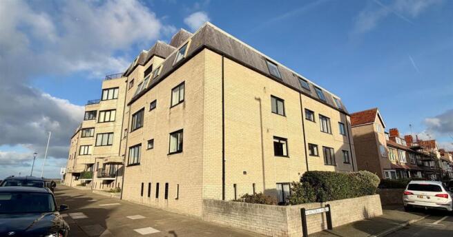 1 bed property, in Carmen Sylva Road, £110,000