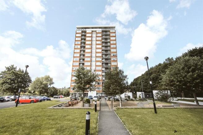 2 bed property, in Conway Street, £90,000