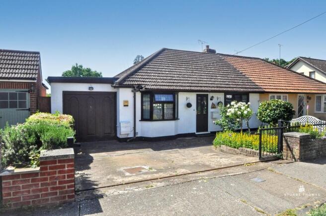 2 bed property, in Fairmead Avenue, £485,000