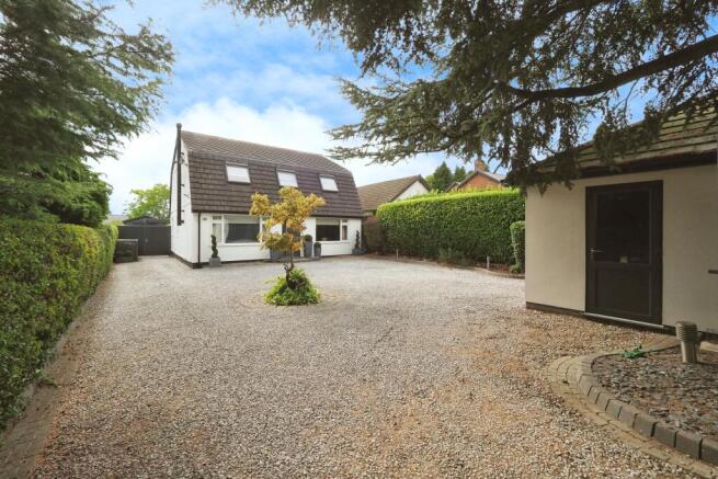 4 bed property, in Poplar Grove, £585,000