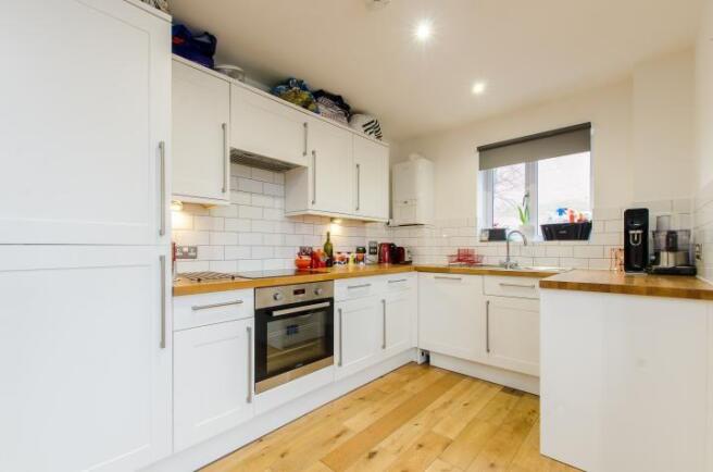2 bed property, in Upper Tulse Hill, £300,000