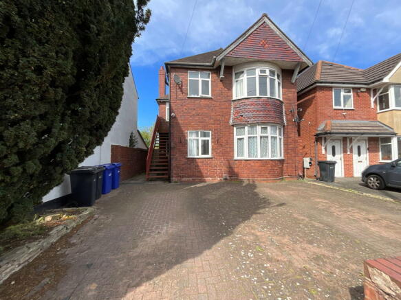 2 bed property, in Green Lane, £130,000