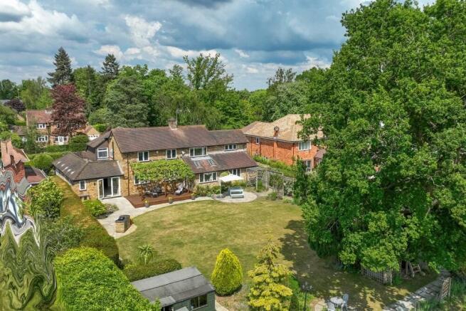 5 bed property, in Chiltern Hill, £1,500,000