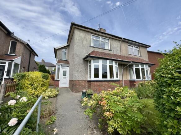 2 bed property, in Chiltern Avenue, £130,000