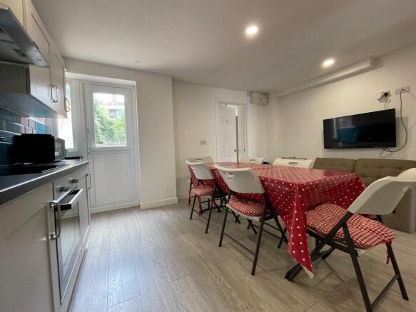 6 bed property, in Mundy Close, £339,950