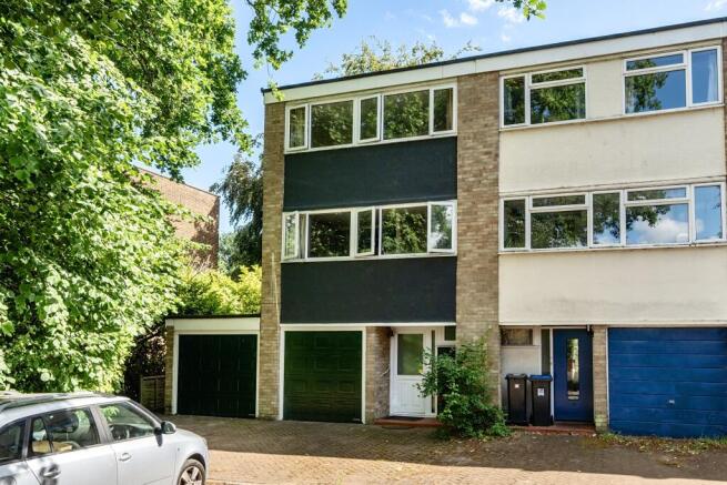 3 bed property, in Queens Court, £450,000