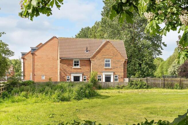 2 bed property, in Waterside Court, £240,000